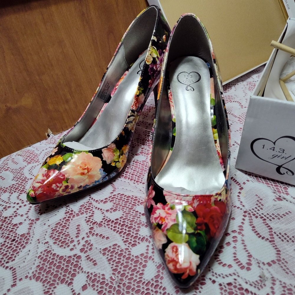 1 4 3 Girl Macy's Floral High Heels NIB Size 11 (look for purse that mat…